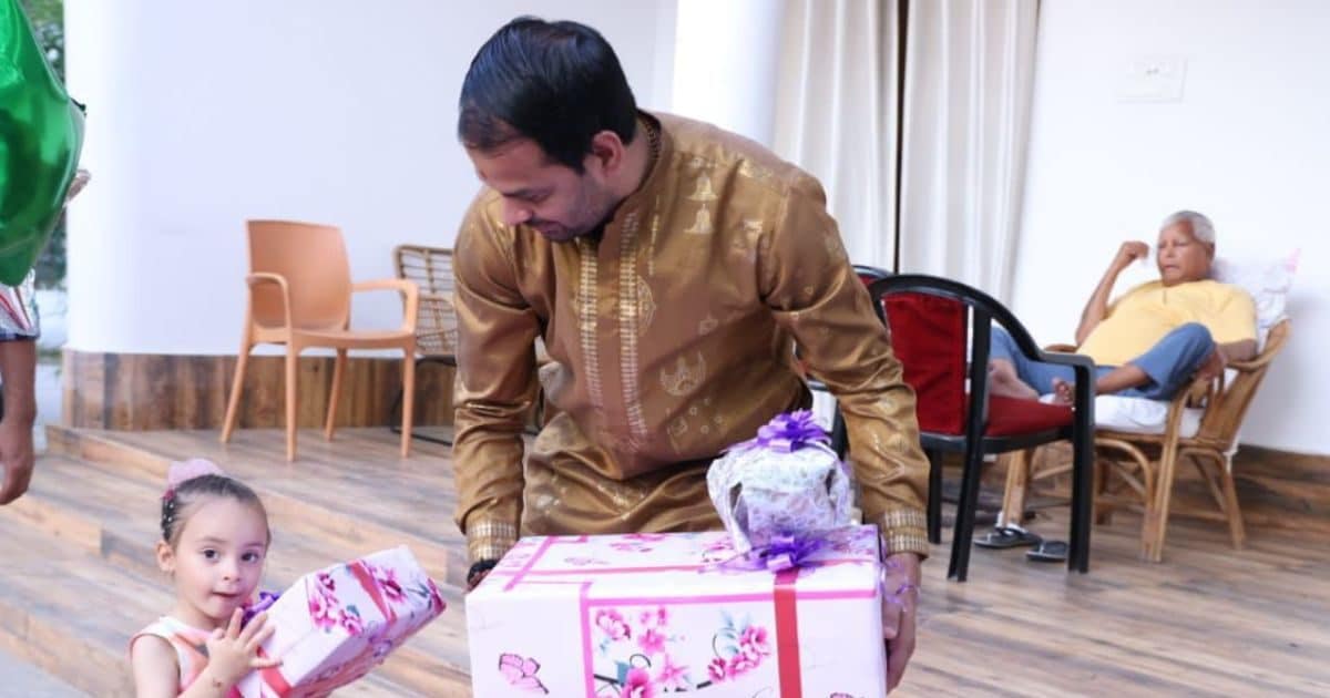 इधर सीएम नीतीश चले दिल्ली तो उधर तेज प्रताप यादव की ‘घर वापसी’! लालू परिवार की खास तस्वीरों के क्या हैं संकेत?
