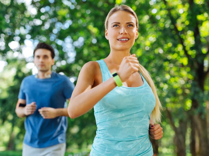 मेटाबॉलिज़्म और पाचन: कैफीन नैचुरल फैट को तोड़ने में मदद करता है. चूंकि ब्लैक कॉफी में ग्रीन टी की तुलना में ज़्यादा कैफीन होता है, इसलिए यह मेटाबॉलिज़्म को ज़्यादा असरदार तरीके से तेज़ कर सकती है और आराम करते समय भी कैलोरी जलाने में मदद कर सकती है.