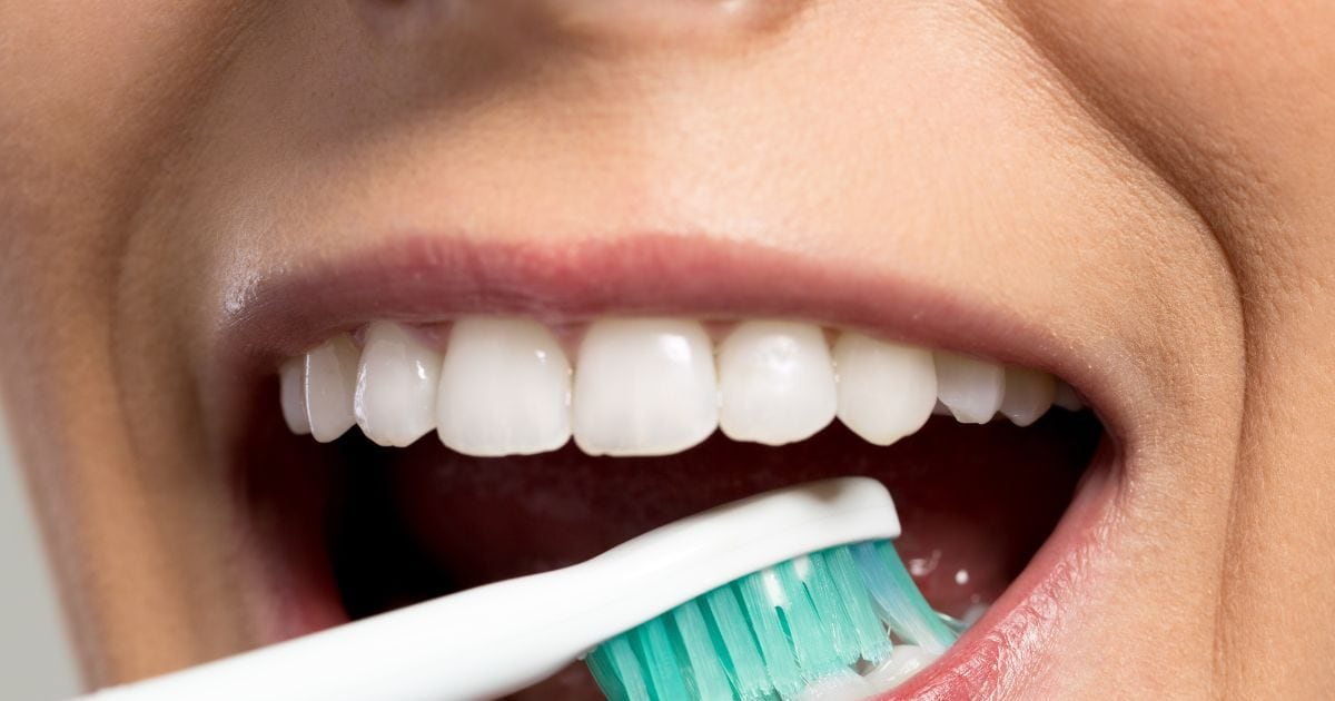 एक टूथब्रश को कितने दिनों तक इस्तेमाल करना चाहिए? कब एक्सपायर हो जाता है ब्रश, डेंटिस्ट ने बताई काम की बात