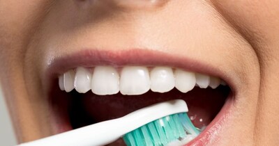 सभी लोगों को 2 से 3 महीने में अपना टूथब्रश बदल देना चाहिए.