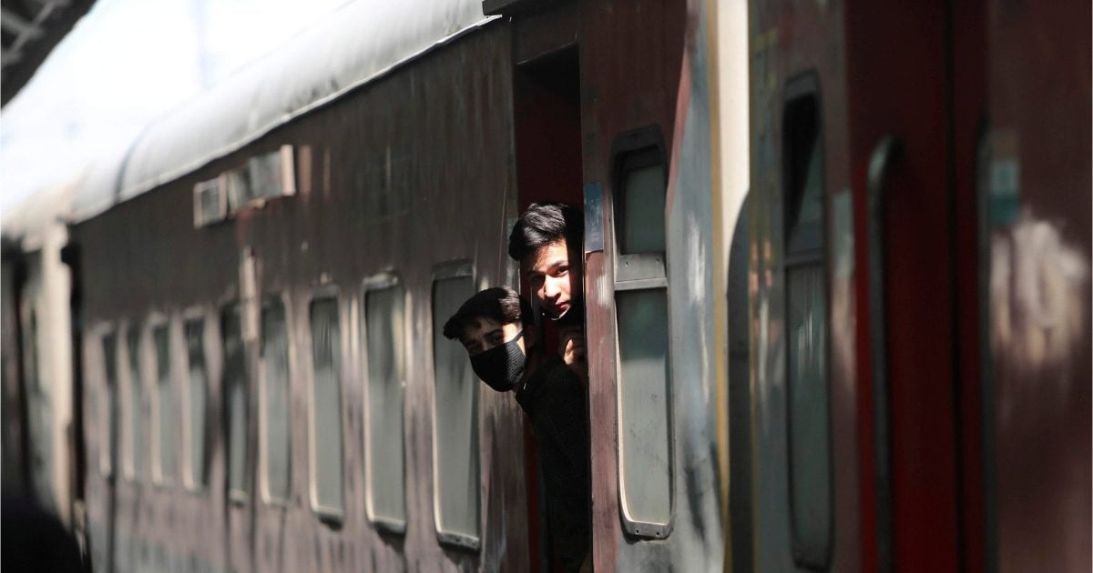 AC कोच में टिकट जांचने घुसा TTE, B-3 कोच के सीट नंबर 4 पर मिली ऐसी चीज, फट से खड़े हो गए कान, फिर बना मिसाल