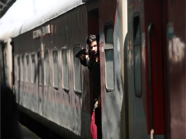 AC कोच में घुसा TTE, B-3 कोच के सीट नंबर 4 पर मिली ऐसी चीज, फट से खड़े हुए कान