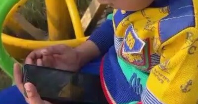 बच्चों में मोबाइल फोन की बढ़ती लत के कारण हो रही हैं बीमारियां.