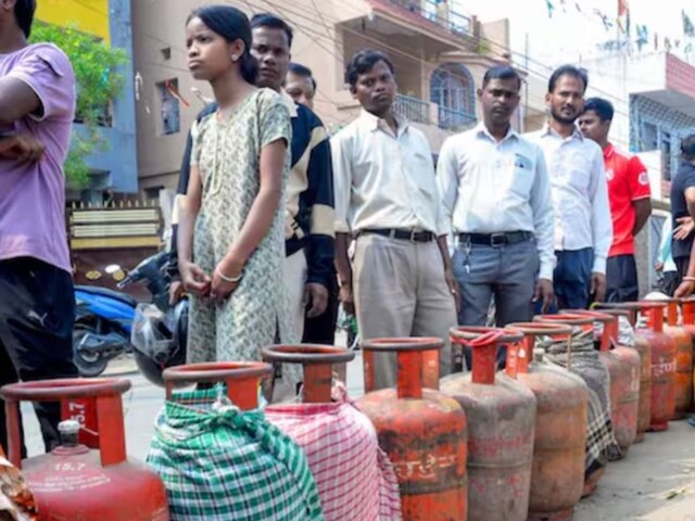 एलपीजी गैस सिलेंडर को लेकर लंबी कतार, नोएडा से वाराणसी तक लोगों को इंतजार