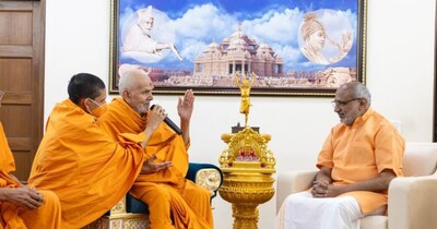 उपराष्ट्रपति सी. पी. राधाकृष्णन ने स्वामीनारायण अक्षरधाम मंदिर में बीएपीएस प्रमुख महंत स्वामी महाराज के दर्शन किए और आशीर्वाद लिया.