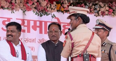 चंदखुरी स्थित नेताजी सुभाष चंद्र बोस राज्य पुलिस अकादमी में पासिंग परेड समारोह के दौरान सीएम साय और गृहमंत्री शर्मा ने टॉप रैंक हासिल करने वाले प्रशिक्षु अधिकारियों को विशेष रूप से सम्मानित किया. मेडल पहनाते समय दोनों नेता मुस्कुराते दिखे. यह क्षण पूरे बैच के लिए प्रेरणास्रोत बना.  परेड समाप्त होने के बाद मुख्यमंत्री विष्णुदेव साय ने सभी नए अधिकारियों के साथ फोटो खिंचवाई. गृहमंत्री विजय शर्मा भी इस फोटो में शामिल हुए. परेड के बाद सभी  860 अधिकारी मुस्कुराते नजर आ रहे थे. यह तस्वीर छत्तीसगढ़ पुलिस के उज्ज्वल भविष्य का प्रतीक है.