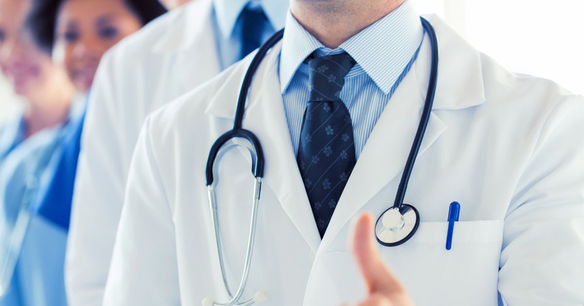 डॉक्टर भगवान, लेकिन तीमारदारों की पिटाई से परेशान, गुस्साए परिजन करने लगते हैं हिंसा