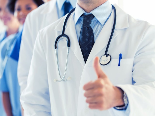 ডাক্তার ভগবান কিন্তু পরিচারকদের মারধরে বিরক্ত, ক্ষুব্ধ পরিবারের সদস্যরা সহিংসতার আশ্রয় নিচ্ছেন