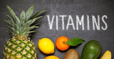 विटामिन A आंखों के लिए बेहद जरूरी होता है. इसकी कमी से नाइट ब्लाइंडनेस की समस्या हो सकती है.