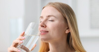 पर्याप्त मात्रा में रोज पानी पीने से मेटाबॉलिज्म तेज होता है और कैलोरी बर्न होती है.