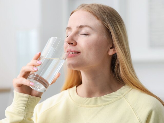 सिर्फ पानी पीने से भी वजन हो सकता है कम, डाइट और एक्सरसाइज का लफड़ा छोड़िए !