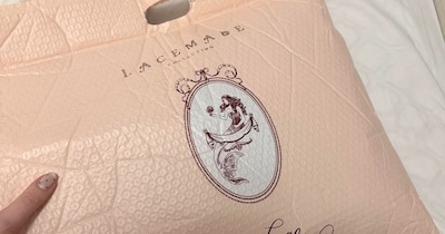 एक्स-बॉयफ्रेंड की मां ने भेजी ड्रेस. (फोटो: Reddit)