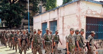 पश्चिम बंगाल में विधानसभा चुनाव की तैयारियां जोरशोर से शुरू हो गई हैं. सत्‍तारूढ़ के साथ ही विपक्षी दल भी अपनी-अपनी रणनीति के अनुसार काम करने में जुट गए हैं. साथ ही सुरक्षा के भी पुख्‍ता इंतजाम किए गए हैं. (फाइल फोटो/PTI)