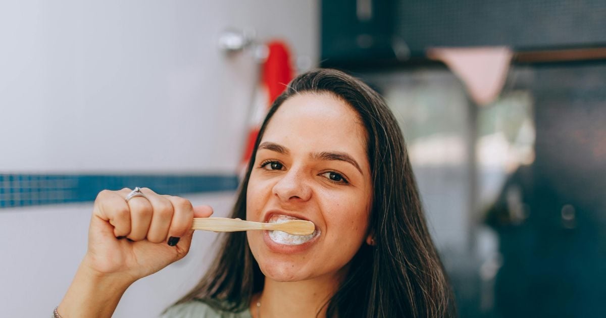 रोजाना ब्रश के बाद भी दांतों पर जम रही पीली परत, जानें कारण