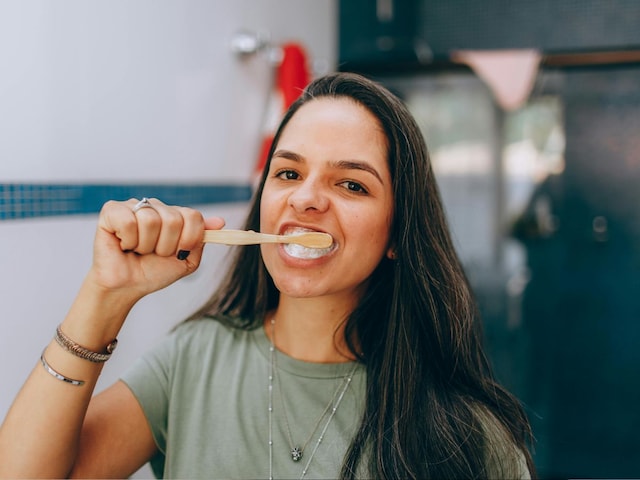 প্রতিদিন ব্রাশ করার পরও দাঁতে হলুদের স্তর জমে, জেনে নিন কারণ 