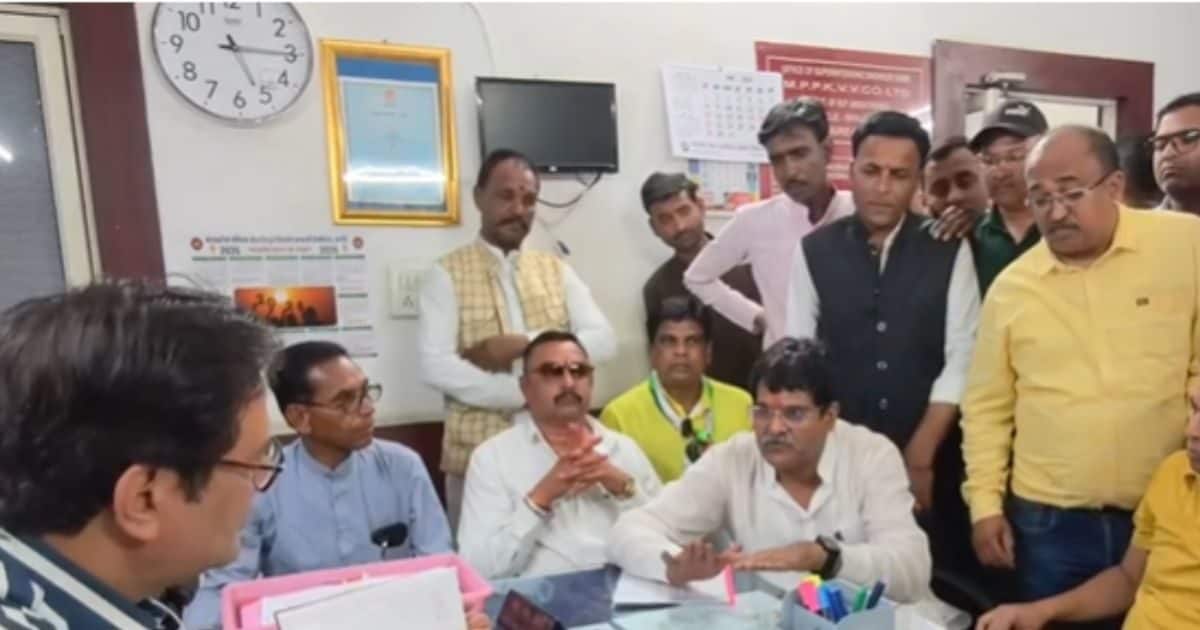 ‘ट्रांसफर करवा दो’, गांव में बिजली कटौती के बाद विधायक और अधिकारी के बीच बहस; खूब हंगामा