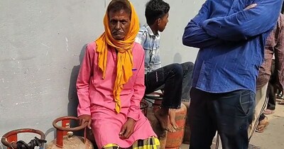 बिहार में एलपीजी गैस के लिए  लोग परेशान हैं.