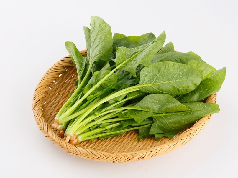 पालक सबसे बेहतरीन हरी पत्तेदार सब्जियों में से एक मानी जाती है, जिसे डाइट में शामिल करना बेहद फायदेमंद हो सकता है. इसमें अच्छी मात्रा में प्रोटीन, आयरन, फाइबर और एंटीऑक्सीडेंट पाए जाते हैं, जो मसल्स को मजबूत रखने, लाल रक्त कोशिकाओं के निर्माण में मदद करने और पाचन को बेहतर बनाने में सहायक माने जाते हैं. इसमें फैट और कैलोरी बहुत कम होती है, इसलिए वजन घटाने और फिटनेस डाइट के लिए यह शानदार विकल्प है. पालक को स्मूदी, सलाद, सूप या लहसुन के साथ हल्का भूनकर खाया जा सकता है. करीब 100 ग्राम पालक में लगभग 2.9 ग्राम प्रोटीन पाया जाता है, जिससे यह पौष्टिक और प्लांट बेस्ड प्रोटीन का अच्छा स्रोत बन जाती है.