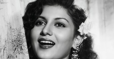 हिंदी सिनेमा की इस एक्ट्रेस की जिंदगी किसी फिल्मी कहानी से कम नहीं रही. एक दौर ऐसा था जब पिता का कारोबार डूबने के बाद इनका अमीर परिवार दाने-दाने को मोहताज होकर सड़क पर आ गया था. गुजारे के लिए इस एक्ट्रेस को दूसरों के घरों में बर्तन मांजने और कपड़े धोने तक का काम करना पड़ा. हालांकि, किस्मत ने ऐसी करवट ली कि जादुई आवाज वाली नूरजहां की नजर इन पर पड़ी और जासूसी व स्टंट फिल्मों से होते हुए ये पर्दे की मशहूर विलेन बन गईं. 