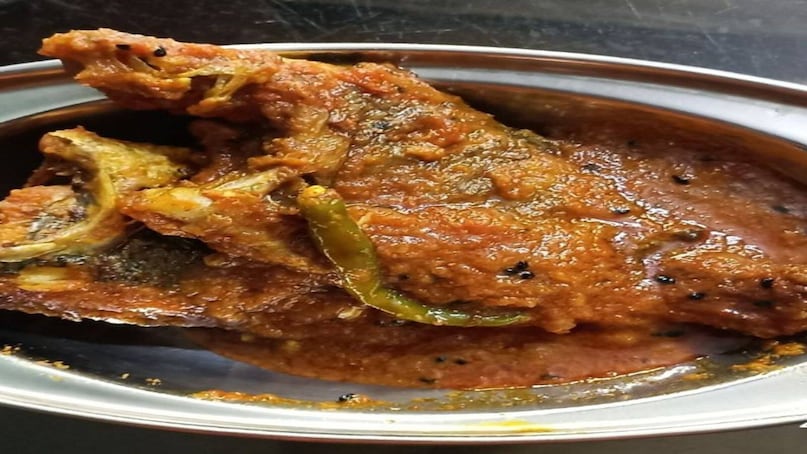 পার্শ্বপ্রতিক্রিয়াহীন আমিষ খাবারের তালিকায় মাছই সেরা। কারণ রেড মিট খাওয়া নিয়ে ডাক্তাররা যতই রক্তচক্ষু দেখান না কেন মাছে তাঁদের কোনও তেমন না নেই। কারণ লাল মাংসের মতো মাছ খেলে কোনও ক্ষতি হয় না। উল্টে মাছ খাওয়ার অনেক উপকারিতা রয়েছে।