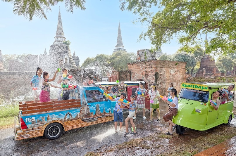 चियांग माई: ज़्यादा सार्थक और यादगार अनुभव के लिए, चियांग माई जाएं. थाईलैंड की सांस्कृतिक राजधानी के तौर पर मशहूर यह शहर, सोंगक्रान को अपनी गहरी जड़ों वाली परंपराओं के साथ मनाता है. शहर की पुरानी खाई पानी की लड़ाइयों का मुख्य केंद्र बन जाती है; हालाँकि, आप यहां सुंदर परेड, मंदिरों में होने वाली रस्में, और बड़ों के हाथों पर सम्मान के तौर पर धीरे से पानी डालने की स्थानीय रस्म का भी आनंद ले सकते हैं. यह त्योहार अपने असली रूप को खोए बिना मनाया जाता है जो इसे उन लोगों के लिए एक बेहतरीन विकल्प बनाता है, जो सिर्फ़ पार्टियों से कुछ ज़्यादा चाहते हैं.