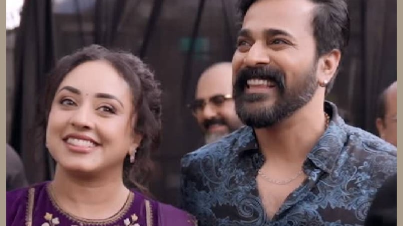 ദേഷ്യത്തിന് പുറത്ത് ഇറങ്ങിപ്പോയതെങ്കിലും, ഇരുവരുടെയും ഉള്ളിലെ വിങ്ങൽ മറച്ചുപിടിക്കാൻ കഴിയുന്നില്ല. ശ്രീനിഷ് മദ്യക്കുപ്പിയിൽ അഭയം പ്രാപിക്കുന്നു. പേളിക്കും ഉള്ളിലെ വേദന മറച്ചുപിടിക്കാൻ കഴിയുന്നില്ല. മദ്യശാലയിൽ കണ്ടുമുട്ടിയ ഒരാളുമായി ശ്രീനിഷ് തമ്മിൽതല്ലുന്നു. എങ്ങോട്ടെന്നില്ലാതെ രാത്രിമഴയിൽ കയ്യിലെ മദ്യകുപ്പിയുമായി അയാൾ നടന്നുനീങ്ങുന്നു. തന്റെ ദുഃഖം കടിച്ചമർത്തി പേളി കടൽത്തീരത്തും. അപ്പോഴും ഉള്ളിൽ തങ്ങുന്ന വേദന ഇരുവരിലും പിടി മുറുക്കുന്നു. പേളിയെ കാണാൻ ശ്രീനിഷ് ബൈക്കിൽ ചീറിപ്പാഞ്ഞ് അവരുടെ അടുത്തേക്കെത്തുന്നു ദേഷ്യത്തിന് പുറത്ത് ഇറങ്ങിപ്പോയതെങ്കിലും, ഇരുവരുടെയും ഉള്ളിലെ വിങ്ങൽ മറച്ചുപിടിക്കാൻ കഴിയുന്നില്ല. ശ്രീനിഷ് മദ്യക്കുപ്പിയിൽ അഭയം പ്രാപിക്കുന്നു. പേളിക്കും ഉള്ളിലെ വേദന മറച്ചുപിടിക്കാൻ കഴിയുന്നില്ല. മദ്യശാലയിൽ കണ്ടുമുട്ടിയ ഒരാളുമായി ശ്രീനിഷ് തമ്മിൽതല്ലുന്നു. എങ്ങോട്ടെന്നില്ലാതെ രാത്രിമഴയിൽ കയ്യിലെ മദ്യകുപ്പിയുമായി അയാൾ നടന്നുനീങ്ങുന്നു. തന്റെ ദുഃഖം കടിച്ചമർത്തി പേളി കടൽത്തീരത്തും. അപ്പോഴും ഉള്ളിൽ തങ്ങുന്ന വേദന ഇരുവരിലും പിടി മുറുക്കുന്നു. പേളിയെ കാണാൻ ശ്രീനിഷ് ബൈക്കിൽ ചീറിപ്പാഞ്ഞ് അവരുടെ അടുത്തേക്കെത്തുന്നു