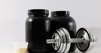 प्रोटीन पावडर रोज घेताय? स्नायू बनवण्यापूर्वी लपलेले धोके जाणून घ्या!