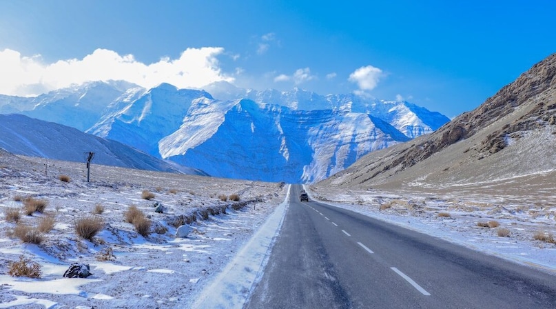 6. सांगला वैली, हिमाचल प्रदेश : किन्नौर की यह घाटी 10°C से 20°C के बीच रहने वाले तापमान के साथ पर्यटकों का स्वागत करती रहती है. यहां के सेब के बाग और बास्पा नदी के किनारे इस जगह को गर्मियों की तपिश से बचने के लिए एक असरदार कवच बनाते हैं.