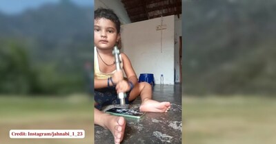 बच्ची ने हथौड़े से कूटा मोबाइल, स्क्रीन का हुआ बुरा हाल, मासूम की नादानी देख उड़ जाएंगे होश.
