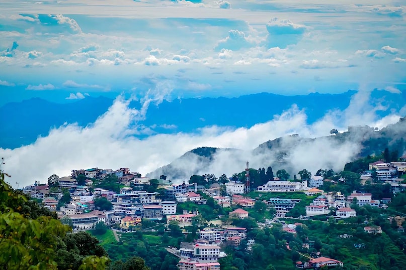 1. मसूरी, उत्तराखंड: मसूरी को "पहाड़ियों की रानी" के नाम से जाना जाता है और यह परिवार के साथ छुट्टियां बिताने के लिए एक शानदार जगह है. यहां बच्चे केम्प्टी फॉल्स, गन हिल और मॉल रोड जैसी जगहों का खूब मज़ा ले सकते हैं. दिल्ली और आस-पास के शहरों से यहां पहुंचना भी बहुत आसान है. यहां सस्ते और स्थानीय होटल आसानी से मिल जाते हैं, इसलिए आप कम बजट में भी यहां घूमने का प्लान बना सकते हैं. 1. मसूरी, उत्तराखंड: मसूरी को "पहाड़ियों की रानी" के नाम से जाना जाता है और यह परिवार के साथ छुट्टियां बिताने के लिए एक शानदार जगह है. यहां बच्चे केम्प्टी फॉल्स, गन हिल और मॉल रोड जैसी जगहों का खूब मज़ा ले सकते हैं. दिल्ली और आस-पास के शहरों से यहां पहुंचना भी बहुत आसान है. यहां सस्ते और स्थानीय होटल आसानी से मिल जाते हैं, इसलिए आप कम बजट में भी यहां घूमने का प्लान बना सकते हैं.