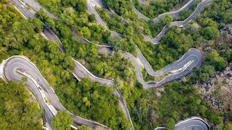 Yercaud, Tamil Nadu: Perched on the Shevaroy Hills, Yercaud is a serene destination for those seeking high-quality Arabica. The "MSP Coffee" estate is a major highlight here, offering guided tours that explain the journey from blossom to brew amidst a cool, temperate climate. Yercaud, Tamil Nadu: Perched on the Shevaroy Hills, Yercaud is a serene destination for those seeking high-quality Arabica. The "MSP Coffee" estate is a major highlight here, offering guided tours that explain the journey from blossom to brew amidst a cool, temperate climate.
