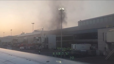 Mumbai Airport Fire: थम गईं उड़ानें, बंद हुए गेट और ठप हुआ इंटरनेट, टर्मिनल  1 में लगी भीषण आग से यात्रियों में भारी दहशत! - News18 हिंदी