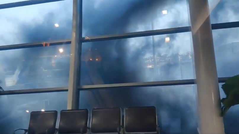 विमानतळासारख्या हाय-सिक्युरिटी झोनमध्ये आगीची बातमी पसरताच प्रवाशांमध्ये घबराट निर्माण झाली. खबरदारीचा उपाय म्हणून मुंबई विमानतळावरील सर्व गेट तासाभरापासून बंद करण्यात आले आहे. 