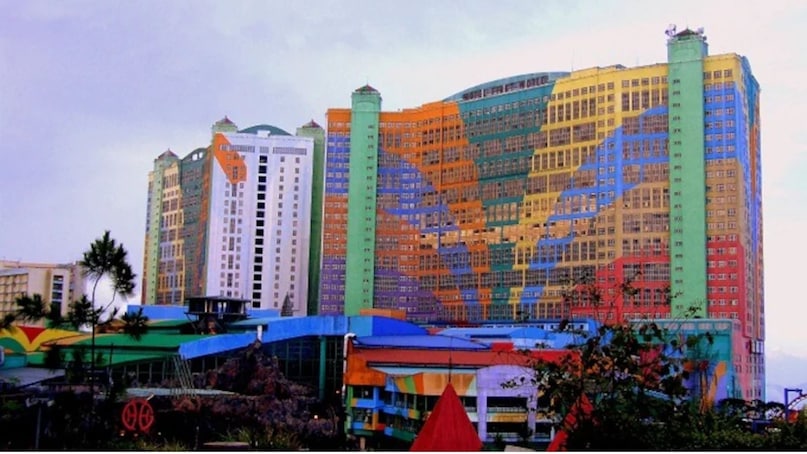 दुनिया में कई बड़े होटल हैं जो अपनी लग्जरी के लिए मशहूर हैं. लेकिन अगर कमरों की संख्या देखें तो 'फर्स्ट वर्ल्ड होटल एंड प्लाजा' का कोई मुकाबला नहीं है. यह सिर्फ एक साधारण 3-स्टार होटल है. इसके बावजूद, यह आज भी दुनिया का सबसे बड़ा होटल होने का रिकॉर्ड अपने नाम रखता है.