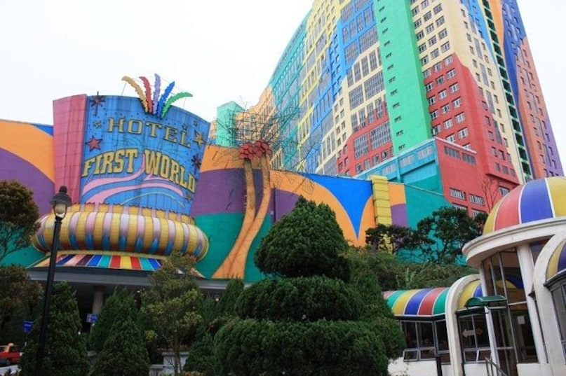 यह होटल 2006 में खोला गया था. उस समय इसमें 6118 कमरे थे. दो साल बाद लास वेगास में 'द वेनिशियन रिसॉर्ट' 7128 कमरों के साथ खुला, जिससे यह होटल दूसरे स्थान पर चला गया. लेकिन 2015 में 'फर्स्ट वर्ल्ड होटल एंड प्लाजा' ने दूसरा टावर बनाकर फिर से दुनिया के सबसे बड़े होटल का खिताब हासिल कर लिया. 7,351 कमरों के साथ यह खिताब आज भी इसके पास है.