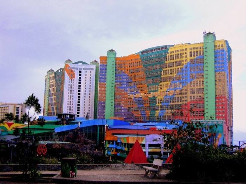 जेंटिंग ग्रुप द्वारा निर्मित यह होटल, मलेशिया की राजधानी कुआलालंपुर से लगभग 50 किलोमीटर दूर, पहांग क्षेत्र के जेंटिंग हाइलैंड्स में स्थित है. यह दक्षिण-पूर्व एशिया का एक प्रमुख मनोरंजन केंद्र है. हर साल लाखों पर्यटक यहां आते हैं. होटल लगभग हमेशा भरा रहता है. कोरोना से पहले, इसकी औसत ऑक्यूपेंसी दर लगभग 90% थी. आज भी, अधिकांश कमरे बुक रहते हैं.