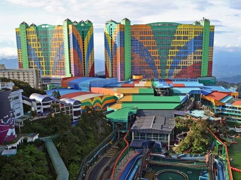 इस होटल की सफलता के कई कारण हैं. यह रिसॉर्ट्स वर्ल्ड जेंटिंग के केंद्र में स्थित है. यह थीम पार्क, फूड कोर्ट, शॉपिंग सेंटर आदि से सीधे जुड़ा हुआ है. इसके अलावा, मलेशिया का एकमात्र कैसीनो क्षेत्र भी पास में ही है, जो इसे और भी खास बनाता है. फर्स्ट वर्ल्ड होटल की एक और विशेषता इसकी कम और उचित कीमत, और सरल चेक-इन प्रणाली है. इसमें बड़ी संख्या में मेहमानों को आसानी से संभालने की सुविधा है. यहां न केवल अमीर लोग बल्कि आम लोग भी ठहर सकते हैं.