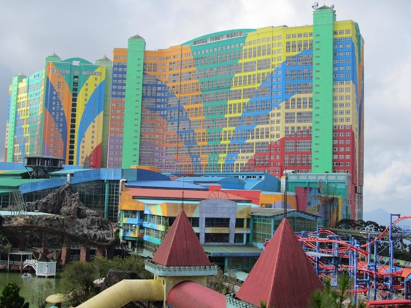 कमरों के प्रकारों की बात करें तो, होटल में 3164 स्टैंडर्ड कमरे, 2922 लक्ज़री कमरे, 649 लक्जरी ट्रिपल कमरे, 480 सुपीरियर लक्जरी कमरे और 136 वर्ल्ड क्लास कमरे हैं. अपने विशाल आकार के साथ-साथ स्मार्ट प्लानिंग और सुविधाओं के कारण भी इस होटल ने वैश्विक स्तर पर एक विशेष स्थान अर्जित किया है.