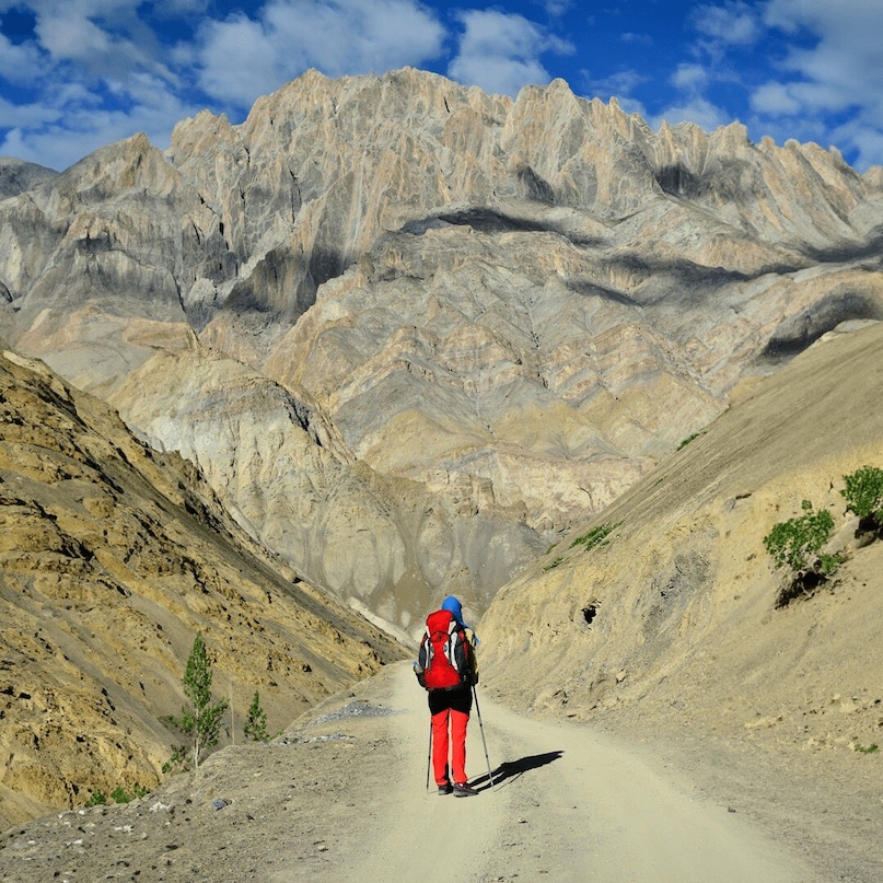 कश्मीर ग्रेट लेक्स ट्रेक: अगर आप जन्नत जैसी खूबसूरती देखना चाहते हैं, तो 'कश्मीर ग्रेट लेक्स ट्रेक' आपके लिए एकदम सही है. इस ट्रेक पर आपको बर्फ से ढके पहाड़, नीली झीलें और हरे-भरे घास के मैदान देखने को मिलते हैं. इसे भारत के सबसे खूबसूरत ट्रेक्स में से एक माना जाता है.