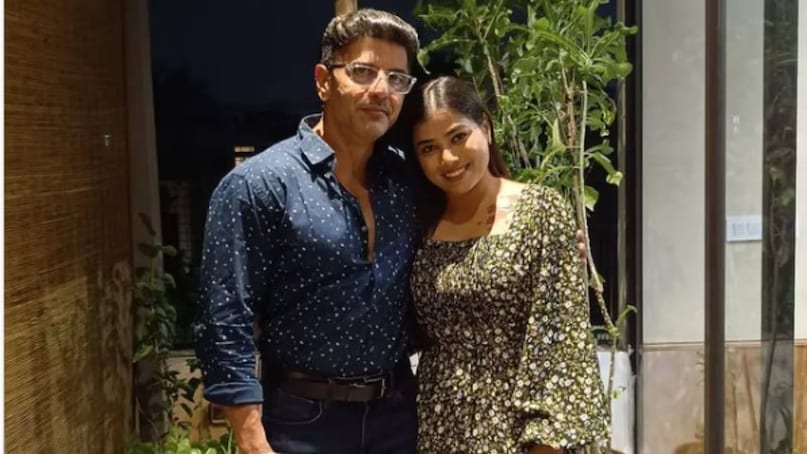 ബബ്‌ലു വീണ്ടും വിവാഹം ചെയ്യും എന്ന് പ്രഖ്യാപിച്ചപ്പോൾ അദ്ദേഹവും ശീതളും തമ്മിൽ 33 വയസ്സിന്റെ അന്തരമുണ്ടായിരുന്നു. കൂടാതെ മകനെക്കാളും പ്രായക്കുറവും. ഇന്റർനെറ്റിൽ ട്രോളുകളുടെ ഒത്തനടുവിലായിരുന്നു ഇവർ രണ്ടുപേരും. ഈ ട്രോളുകൾക്ക് ബബ്‌ലു അതേ സോഷ്യൽ മീഡിയയിൽ മറുപടി നൽകി. പ്രായം കുറഞ്ഞ പെൺകുട്ടിയെ വിവാഹം ചെയ്യുന്നത് ഒരു തെറ്റായി അദ്ദേഹത്തിന് തോന്നിയില്ല. 