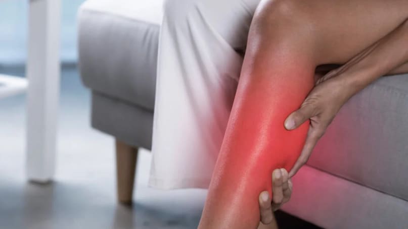  पैरों की मांसपेशियों में लगातार या असहनीय दर्द महसूस हो, खासकर चलते या खड़े होने पर, तो इसे सिर्फ थकान न समझें. यह डीप वेन थ्रोम्बोसिस का संकेत हो सकता है.