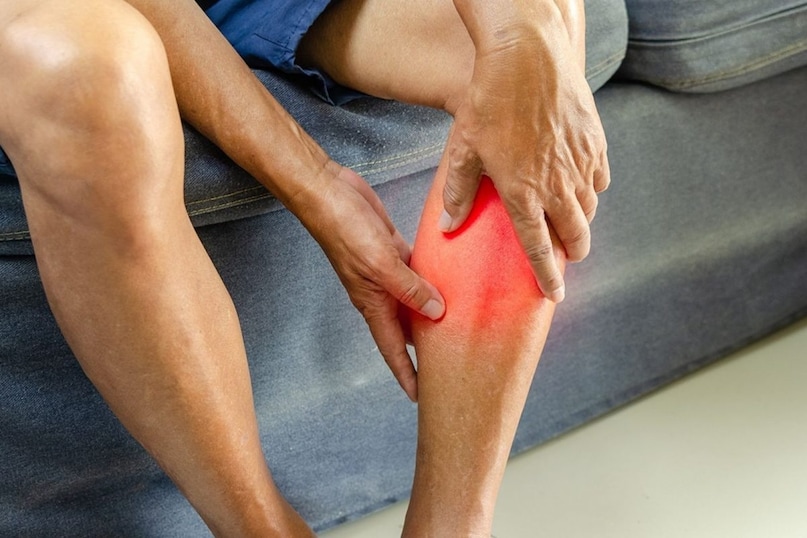  अगर पैर अचानक लाल, नीला या असामान्य रंग का दिखने लगे, तो यह खून के थक्के या रक्त संचार में गड़बड़ी का संकेत हो सकता है. ऐसे बदलावों पर ध्यान देना जरूरी है.