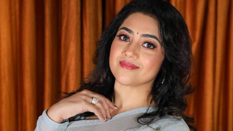 ശിവാജി ഗണേശൻ ചിത്രത്തിലൂടെ ബാലതാരമായി തമിഴ് സിനിമയിലെത്തിയ നടിയാണ് മീന. 'ഒരു കൊച്ചു കഥ ആരും പറയാത്ത കഥ' എന്ന ചിത്രത്തിലൂടെയാണ് മീന ആദ്യമായി മലയാള സിനിമയിൽ എത്തിച്ചേർന്നത്. പിൽക്കാലത്ത് നായികാവേഷത്തിലേക്ക് ചുവടുമാറ്റിയപ്പോൾ, മോഹൻലാൽ- മീന ജോഡികളെ മലയാളി പ്രേക്ഷകർ നെഞ്ചോടു ചേർത്തു. 'വർണ്ണപ്പകിട്ട്', 'ഒളിമ്പ്യൻ അന്തോണി ആദം', 'മിസ്റ്റർ ബ്രഹ്മചാരി', 'നാട്ടുരാജാവ്' തുടങ്ങിയ സിനിമകളിലെ ഇവരുടെ ജോഡിക്ക് കയ്യടിക്കാത്തവരായി ആരും ഉണ്ടാവില്ല. അതുപിൽക്കാലത്ത് ദൃശ്യം, ബ്രോ ഡാഡി സിനിമകളിലൂടെ കൂടുതൽ ദൃഢമായി (തുടർന്ന് വായിക്കുക)