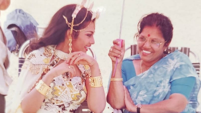 പ്രധാന എതിരി (ശത്രു) ആരെന്നു ചോദിക്കുമ്പോൾ, കുടുംബത്തിലെ ഒരാളെയാണ് മീന ചൂണ്ടിക്കാട്ടുന്നത്. ഒരു പുഞ്ചിരിയോടെ അത്‌ തന്റെ അമ്മ എന്ന് മീന പറയുന്നു. നല്ലതെന്ന് അമ്മയുടെ കയ്യിൽ നിന്നും ഒരു അഭിനന്ദനം കിട്ടുക പ്രയാസകരമെന്ന് മീന. എന്തിലും ഏതിലും ഒരു പ്രശ്നം കണ്ടുപിടിച്ചുകൊണ്ടേയിരിക്കും. ഇപ്പോൾ വരെയും ഏറ്റവും വലിയ വിമർശകയാണ് അമ്മ രാജമല്ലിക. ഇവരുടെ ഏക മകൾ കൂടിയാണ് മീന. ഏതൊരു കാര്യത്തിലും സൂക്ഷിക്കണം എന്ന നിലപാടുകാരിയാണ് അമ്മ