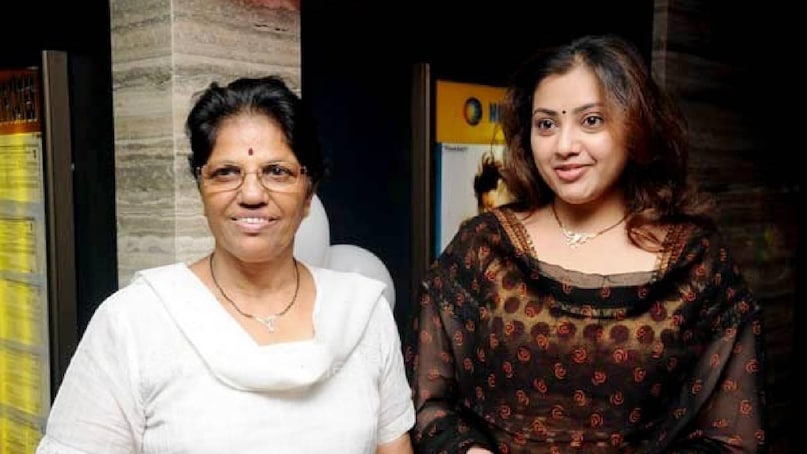 കർക്കശക്കാരിയായ അമ്മയുളളതുകൊണ്ടാകണം, അഭിനയത്തിൽ സ്വയം മെച്ചപ്പെടാൻ നടത്തിയ പ്രത്യയത്നത്തിനൊടുവിൽ മീന മികച്ച നടിക്കുള്ള തമിഴ്നാട് സർക്കാരിന്റെ പുരസ്കാരം ഒന്നിലേറെ തവണ കരസ്ഥമാക്കിയിട്ടുണ്ട്. മലയാളത്തിൽ ടോപ് സിംഗർ എന്ന ഷോയ്ക്കുൾപ്പെടെ നിരവധി പരിപാടികളിൽ മീന ജഡ്ജ് ആയിട്ടുണ്ട്. തമിഴ്, തെലുങ്ക്, കന്നഡ ഭാഷകളിൽ മീന ടിവി പരിപാടികൾ അവതരിപ്പിച്ചിട്ടുണ്ട്