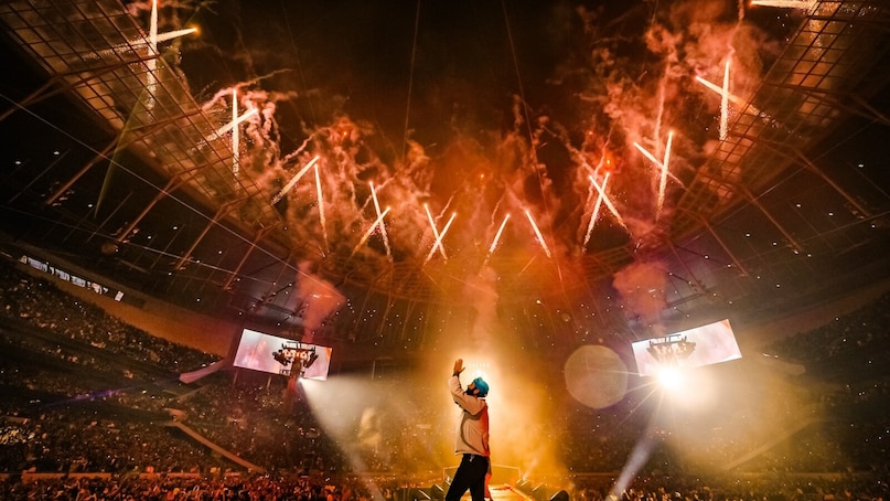 नई दिल्ली. बॉलीवुड में सबसे ज्यादा कमाई करने वाले सितारों की बात करें तो सबके दिमाग में बॉलीवुड एक्टर्स का नाम आता है. दीपिका पादुकोण, शाहरुख खान, अल्लू अर्जुन, अमिताभ बच्चन, ऋतिक रोशन सबसे अमीर सितारों में शुमार हैं, लेकिन आज जिस कलाकार की बात करे रहे हैं वो एक गायक हैं. वो ऐसे गायक हैं जिनके गानों की गूंज विदेशों में भी गूंजती हैं. 