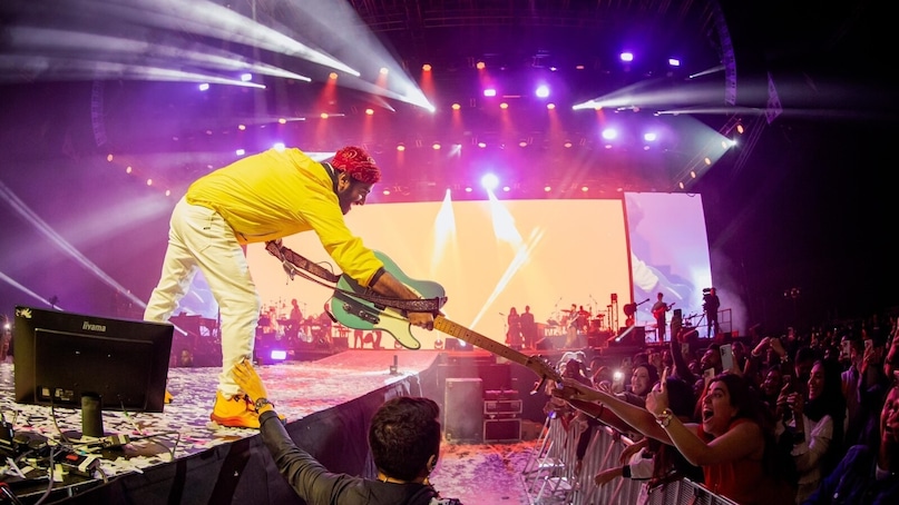 बॉलीवुड के ये रॉकस्टार अरिजीत सिंह हैं. इस साल की शुरुआत में अरिजीत सिंह ने म्यूजिक इंडस्ट्री से संन्यास ले लिया. उन्होंने कहा कि वो प्लेबैक सिंगिंग से रिटायर हो रहे हैं, लेकिन संगीत के प्रति उनका प्रेम कायम रहेगा और वो गाने गाते रहेंगे. 