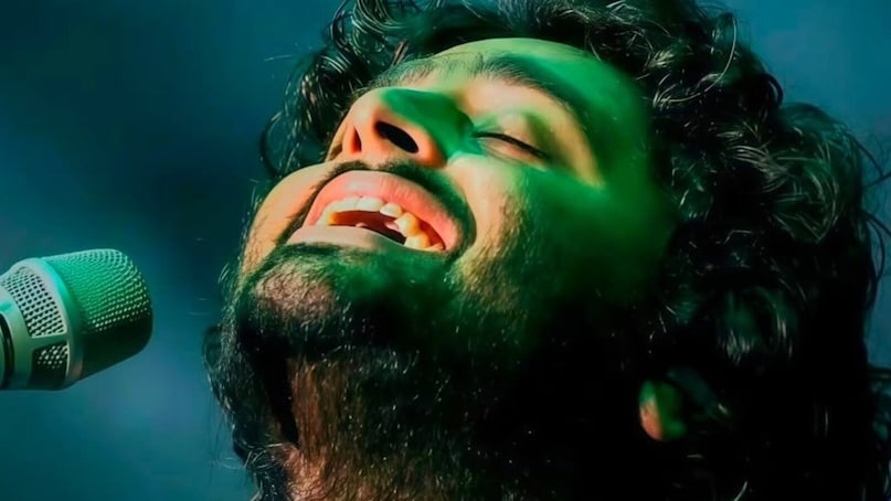 अरिजीत सिंह अपनी सादगी से मिसाल पेश करते हैं. देश ही नहीं दुनिया भर के फैंस अरिजीत की सादगी के मुरीद हैं. सिंगर के संन्यास लेने के बाद आमिर खान उनसे मिलने उनके घर जियागंज पहुंचे थे. वहां सिंगर ने आमिर खाने के साथ बैठकर जमीन पर खाना खाया था. 