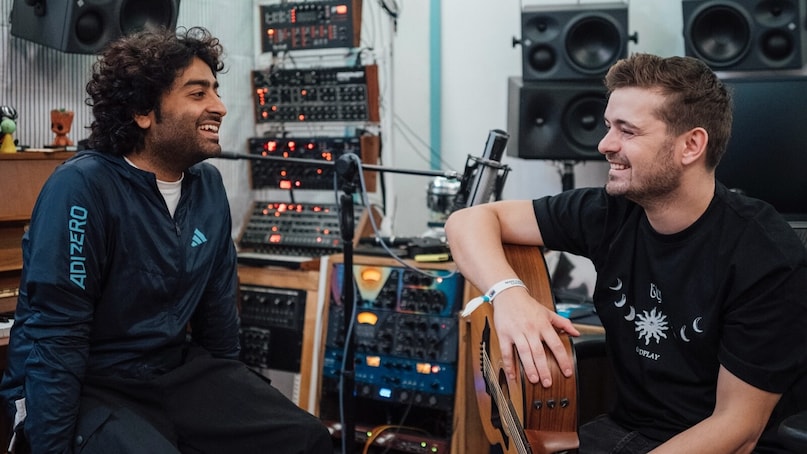 इस मीडिया रिपोर्ट के अनुसार अरिजीत सिंह हर साल करीबन 70 करोड़ रुपये की कमाई करते हैं जिसका ज्यादातर हिस्सा लाइव कॉन्सर्ट और प्लेबैक सिंगिंग से आता है. गायक ने रियल एस्टेट और लग्जरी संपत्तियों में भी भारी निवेश किया है. रिपोर्ट्स के मुताबिक, अरिजीत के पास मुंबई के वर्सोवा इलाके में एक बिल्डिंग में चार फ्लैट हैं, जिनकी कीमत करीब 9 करोड़ रुपये प्रति फ्लैट है.