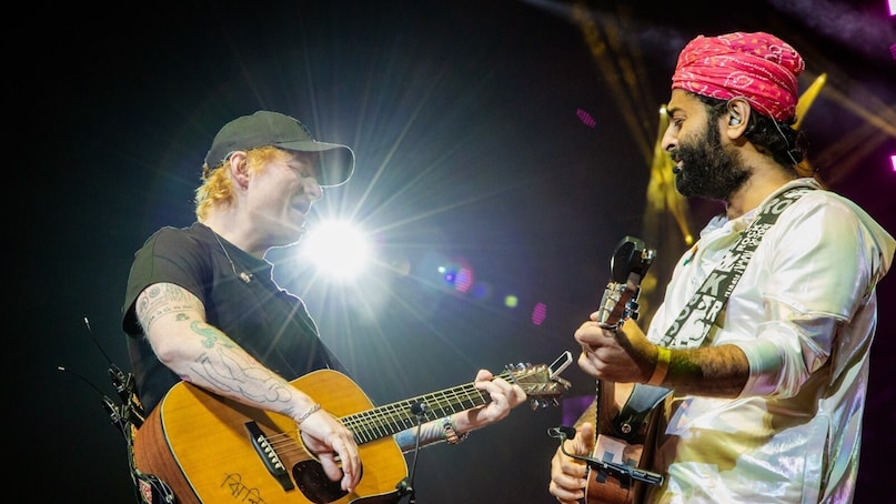 अरिजीत सिंह भले ही स्कूटर पर घूमते हैं, लेकिन वो लग्जरी गाड़ियों के मालिक हैं. अरिजीत को एड शीरन के साथ अपने गांव में स्कूटर पर घूमते देखा गया है, लेकिन सिंगर के पास कई लग्जरी गाड़ियां हैं. उनकी कार कलेक्शन में एक रेंज रोवर वोग है, जिसकी कीमत 1.8 करोड़ से 4 करोड़ रुपये के बीच है, एक हमर H3 और एक मर्सिडीज-बेंज है, जिसकी कीमत 57 लाख से 1.5 करोड़ रुपये के बीच है.